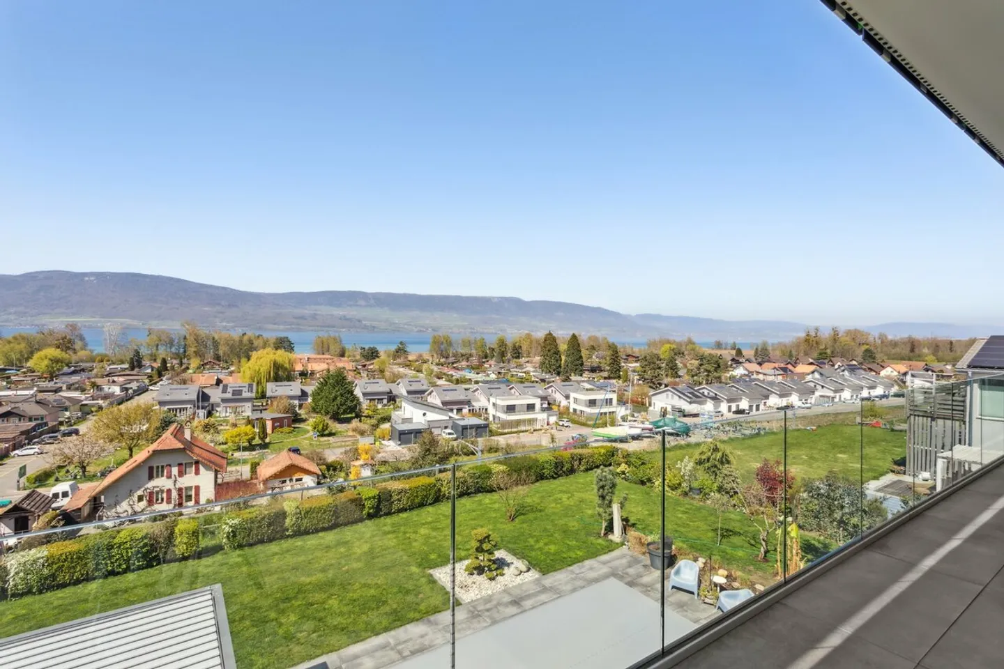 Superbe penthouse avec vue panoramique sur le lac de Neuchâtel - Photo 1 sur 13