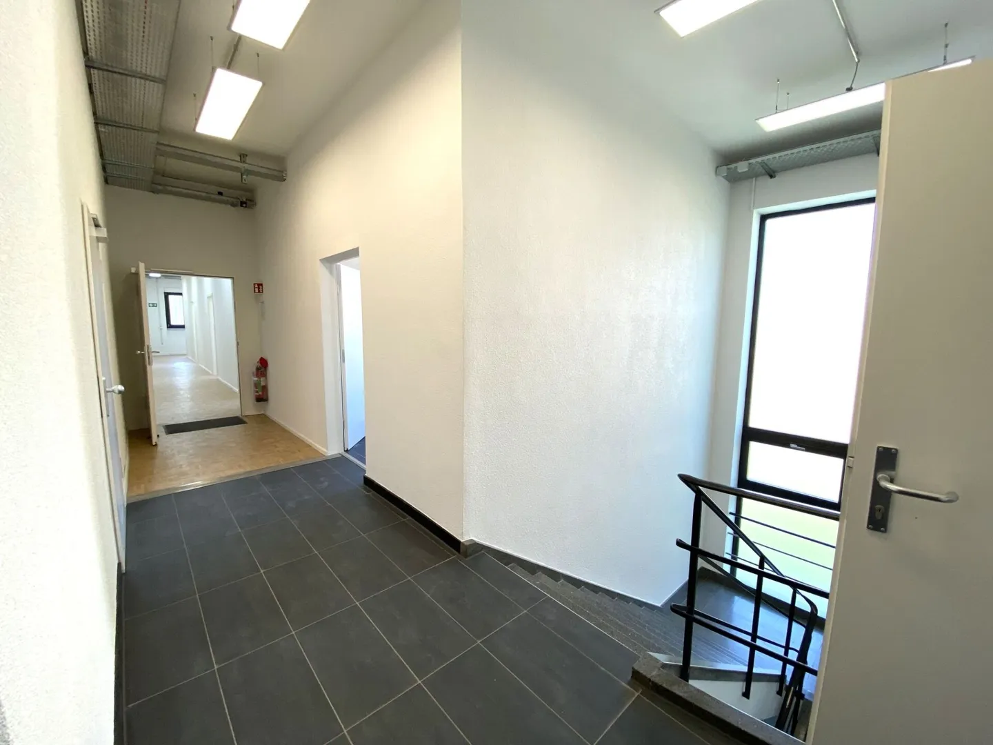 Commercial Spaces / Office 300 m2 in an ideal location at Sandweg 50A in Allschwil, Storage Areas 115 m2 - Photo 4 of 13