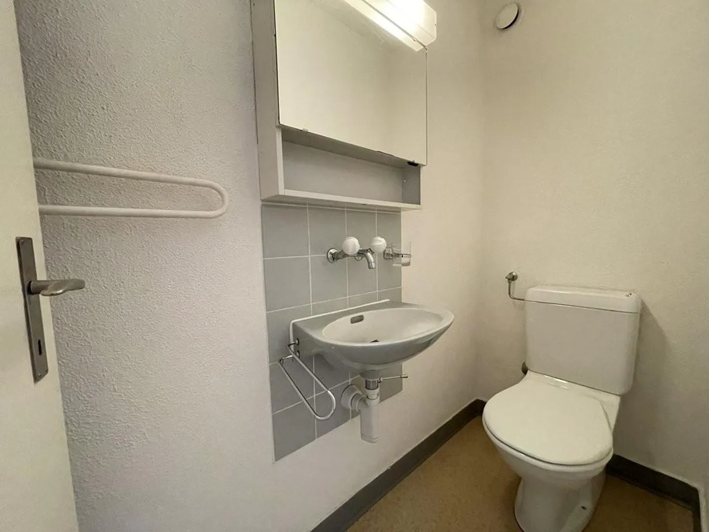 Living in a quiet location in Adliswil - limited until 30.09.2027 - Photo 9 of 11