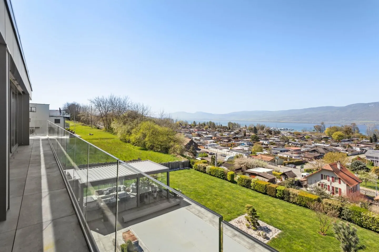 Superbe penthouse avec vue panoramique sur le lac de Neuchâtel - Photo 2 sur 13