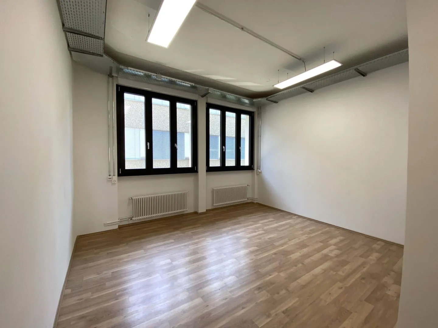 Commercial Spaces / Office 300 m2 in an ideal location at Sandweg 50A in Allschwil, Storage Areas 115 m2 - Photo 9 of 13