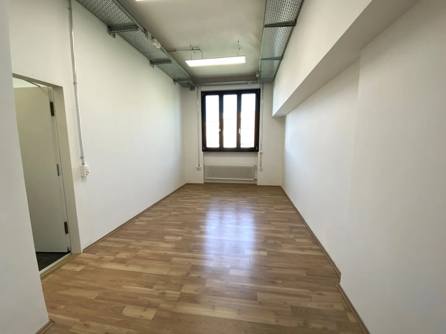 Commercial Spaces / Office 300 m2 in an ideal location at Sandweg 50A in Allschwil, Storage Areas 115 m2 - Photo 10 of 13