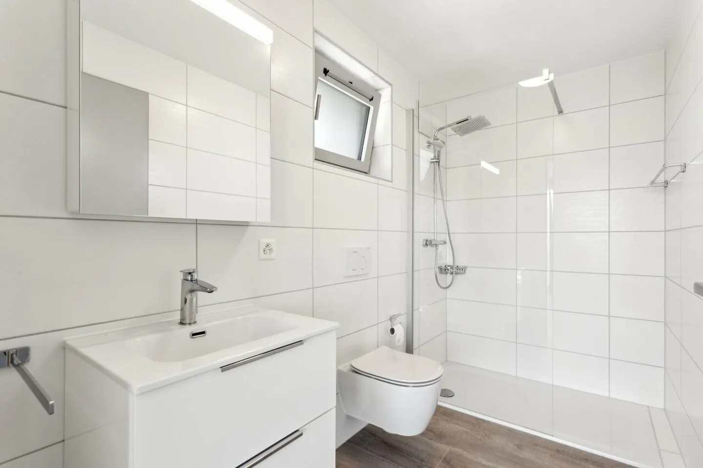 Superbe penthouse avec vue panoramique sur le lac de Neuchâtel - Photo 11 sur 13