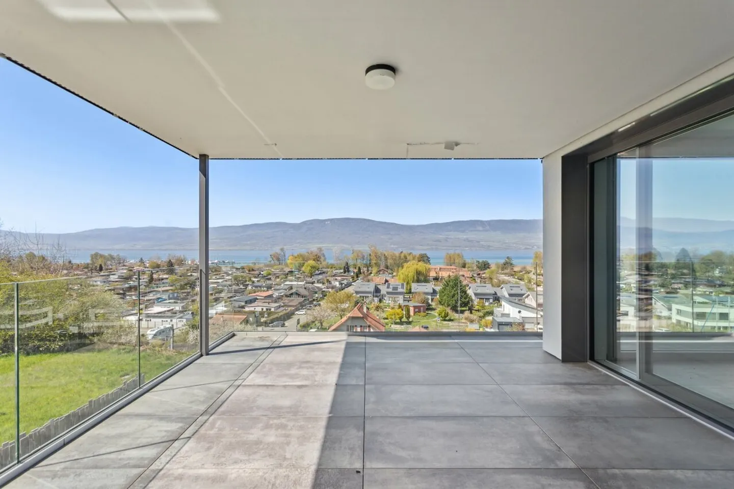 Superbe penthouse avec vue panoramique sur le lac de Neuchâtel - Photo 3 sur 13