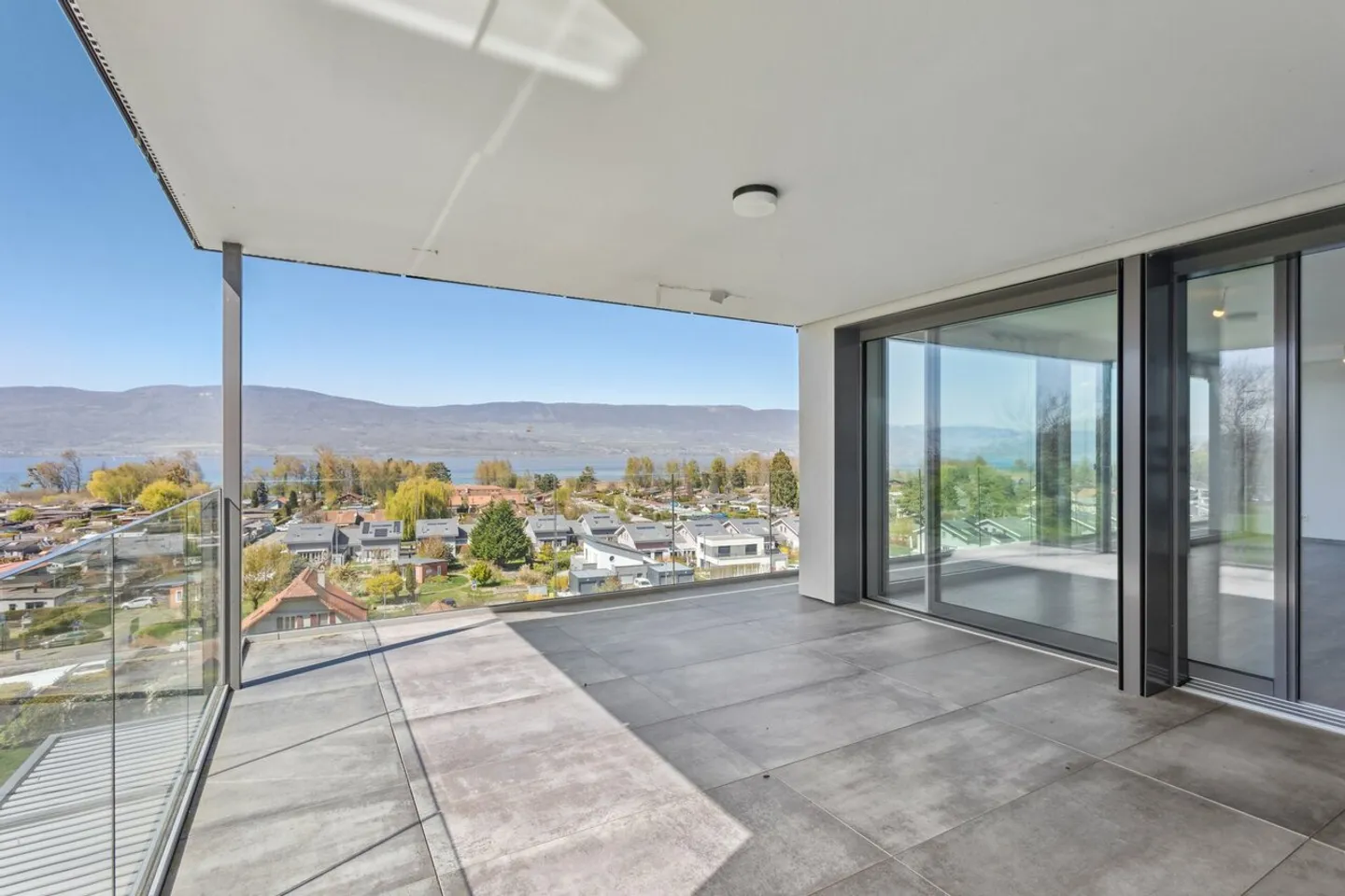Superbe penthouse avec vue panoramique sur le lac de Neuchâtel - Photo 4 sur 13