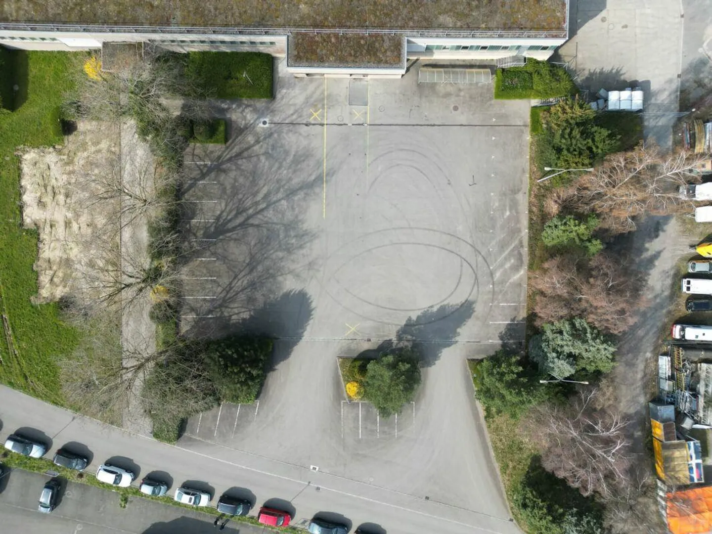 Geräumige Parkplatzfläche für 30+ Fahrzeuge - Foto 2 von 5