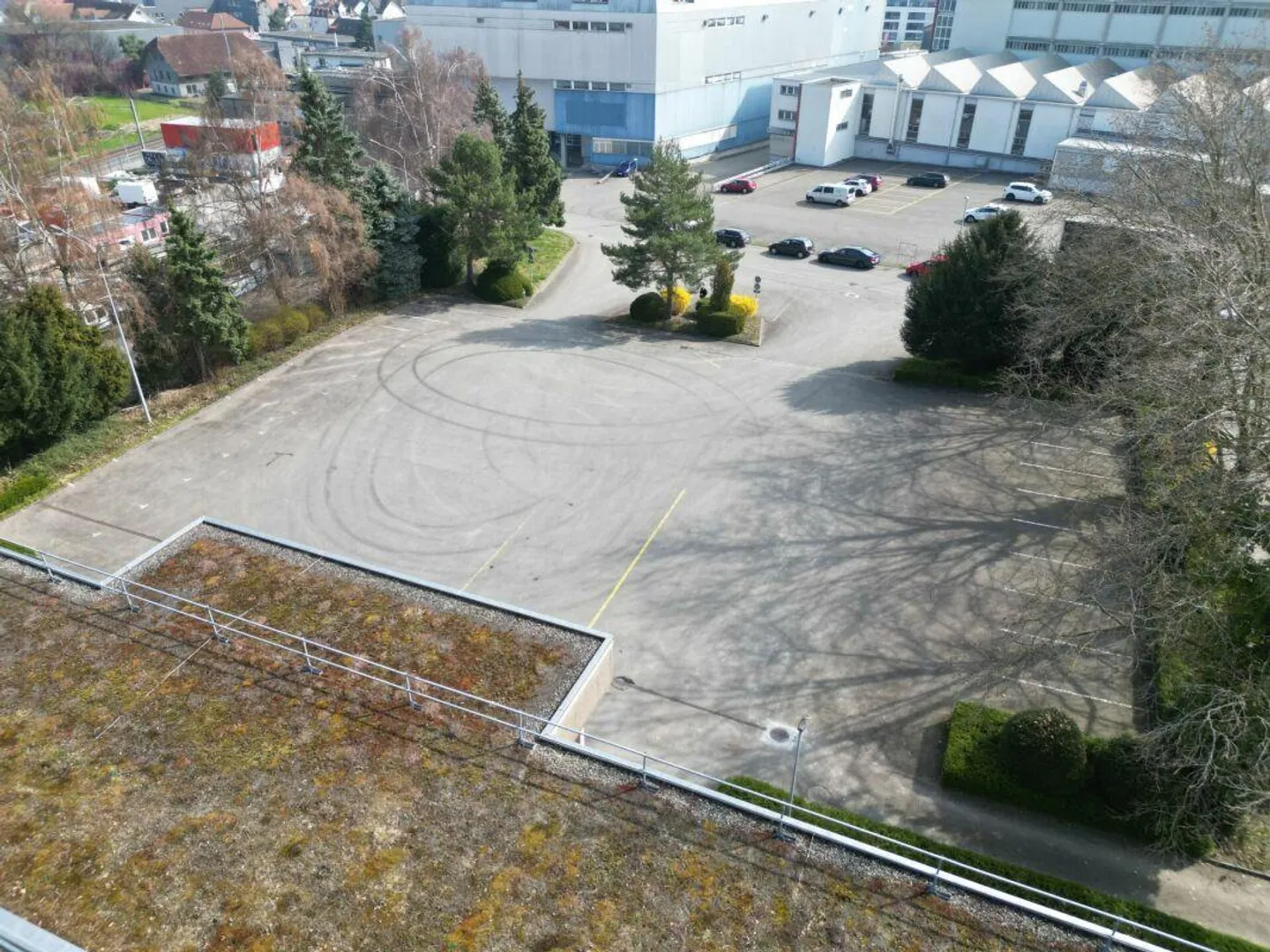 Geräumige Parkplatzfläche für 30+ Fahrzeuge - Foto 3 von 5