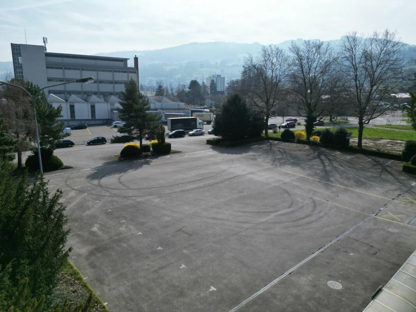 Geräumige Parkplatzfläche für 30+ Fahrzeuge - Foto 4 von 5