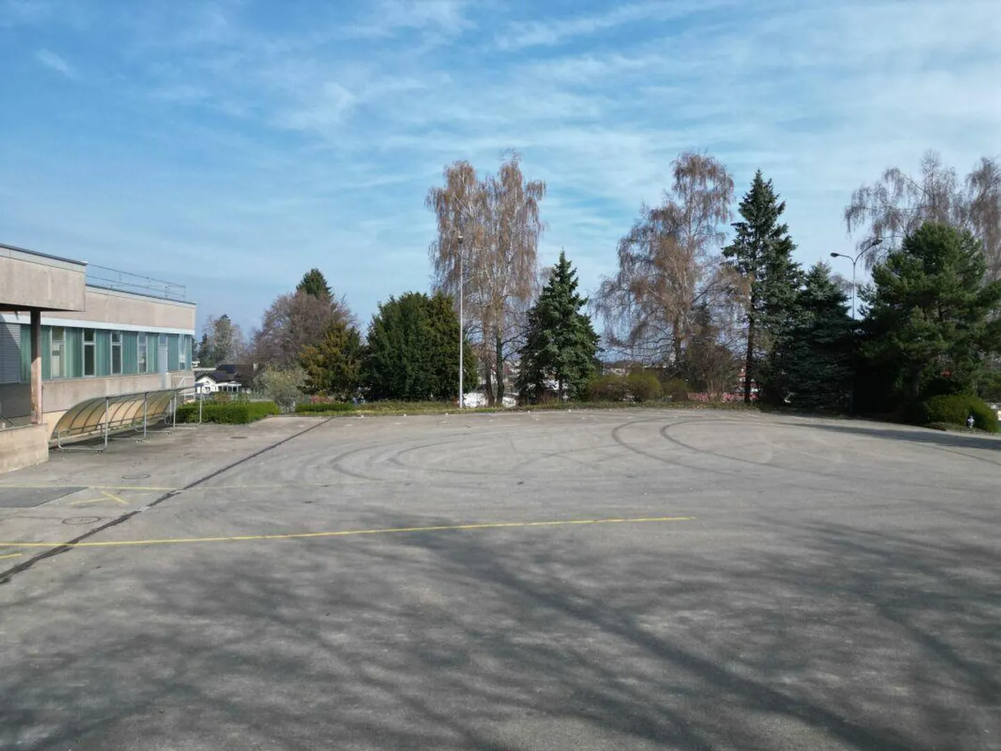 Geräumige Parkplatzfläche für 30+ Fahrzeuge - Foto 5 von 5