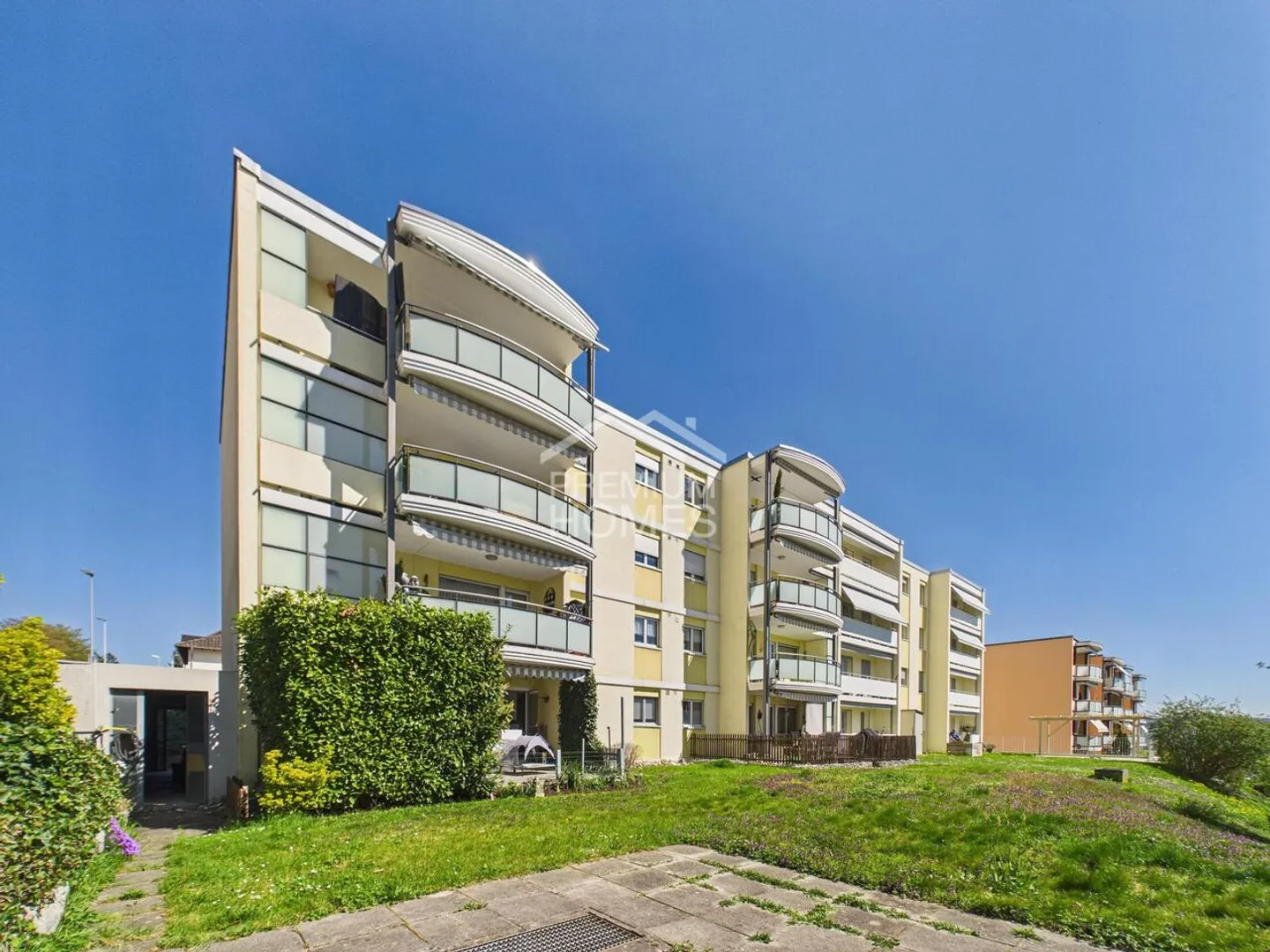 Appartement rénové avec balcon - Photo 1 sur 13