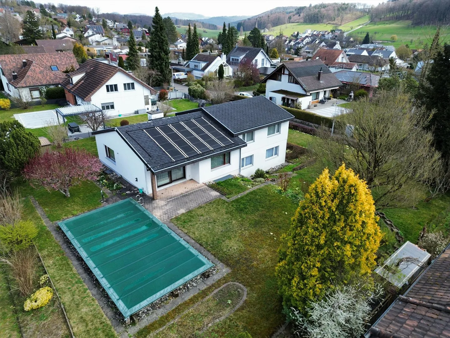 Geräumiges Familienhaus mit Pool - Foto 1 von 14