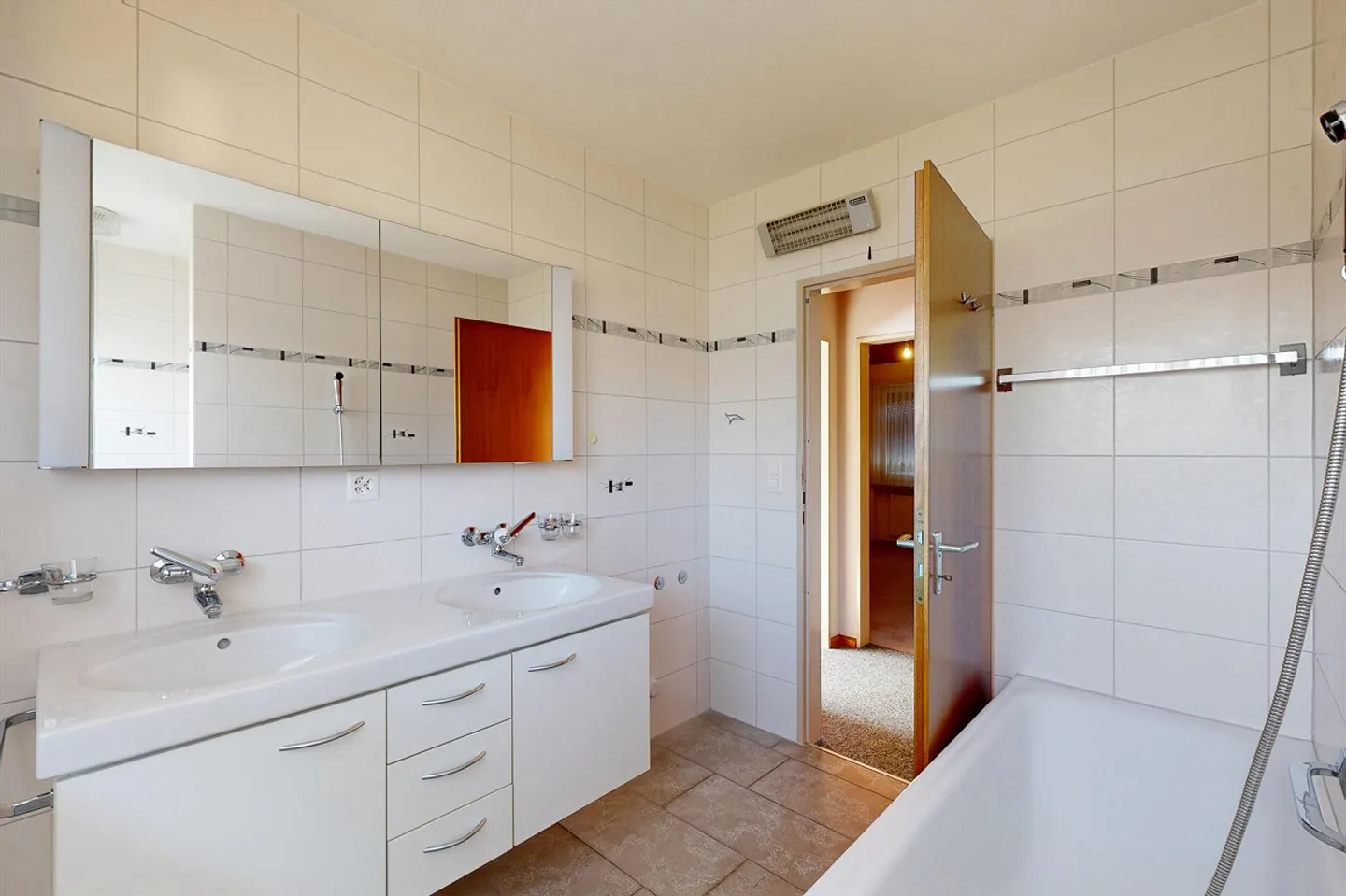 Geräumiges Familienhaus mit Pool - Foto 12 von 14