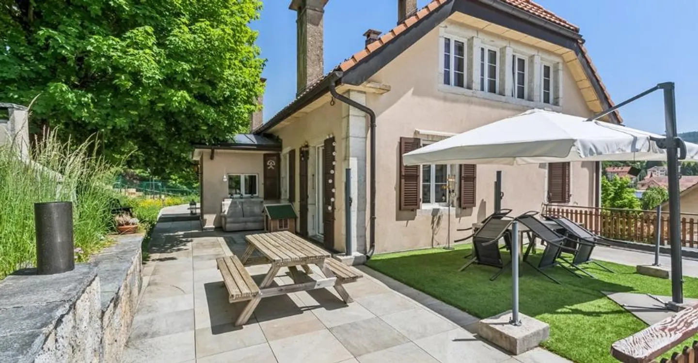 Detached house composed of 2 apartments - Photo 1 of 11