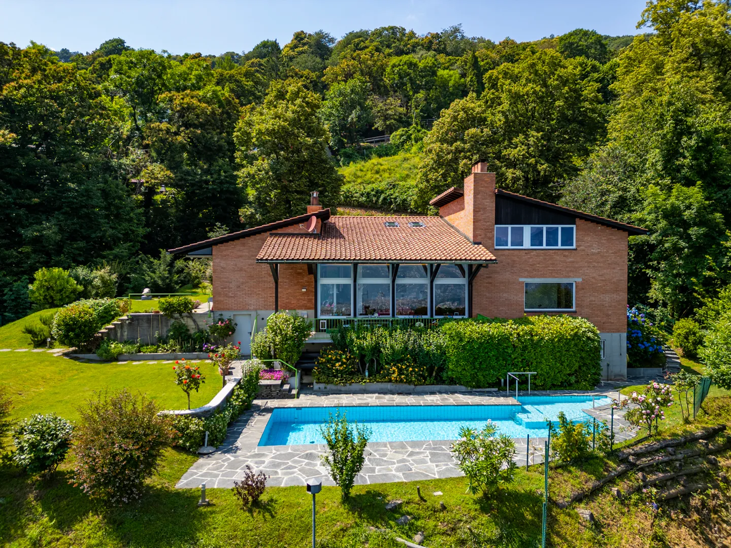 Villa architecturale avec vue sur le lac - Photo 2 sur 30