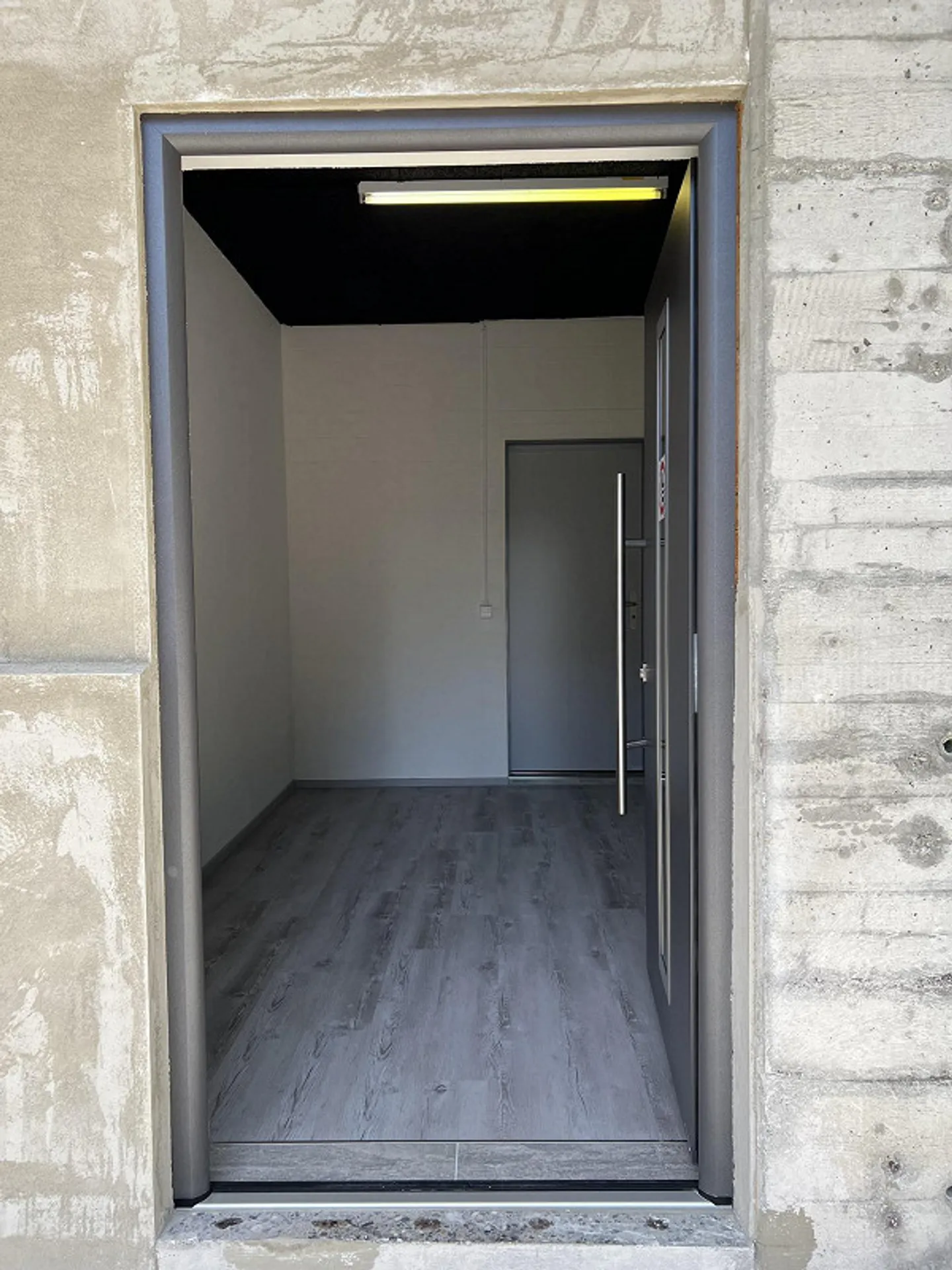 80m2 commercial space for rent in Stallikon - Photo 2 of 8