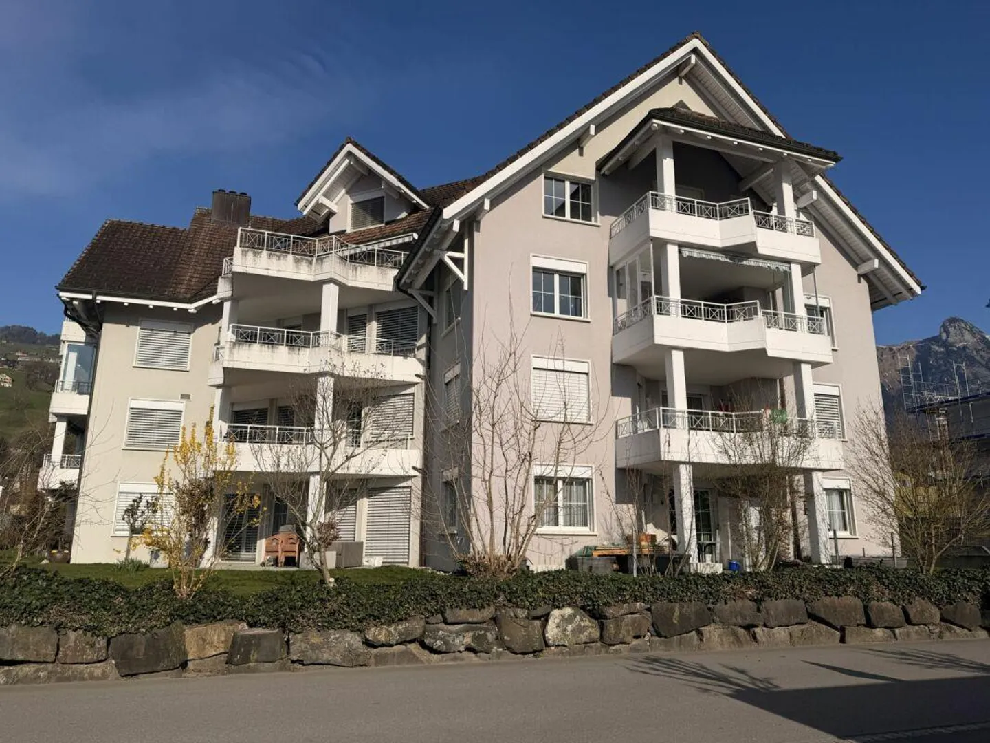 Charming 2 ½-room apartment in an attractive and sunny residential area - Photo 1 of 8
