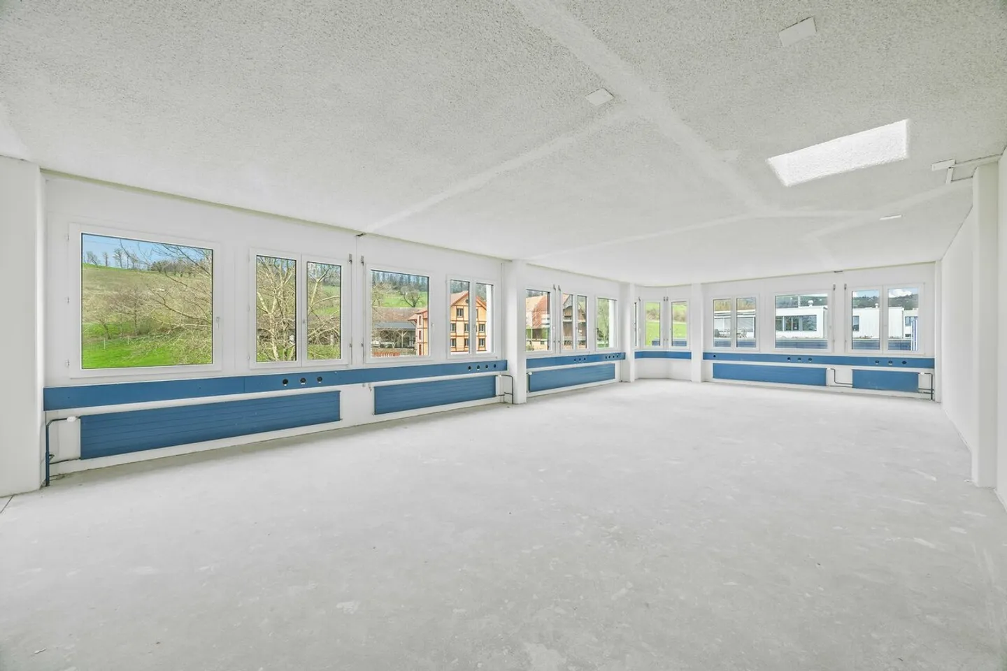 Spazio commerciale luminoso di 160 m² con ottimi collegamenti a Sihlbrugg - Foto 3 di 9