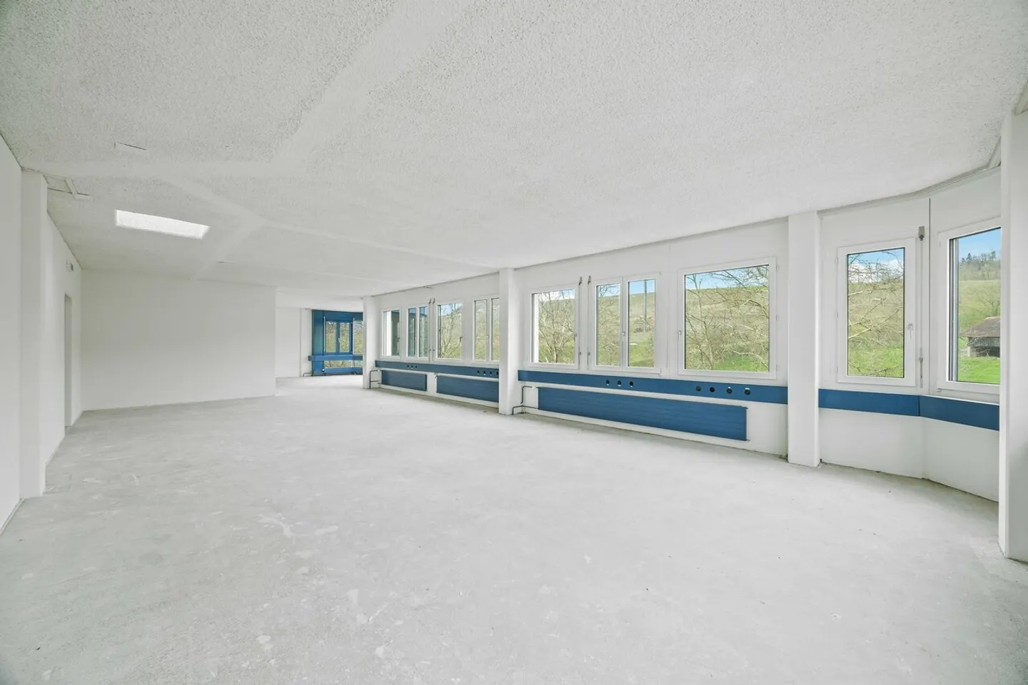 Spazio commerciale luminoso di 160 m² con ottimi collegamenti a Sihlbrugg - Foto 6 di 9