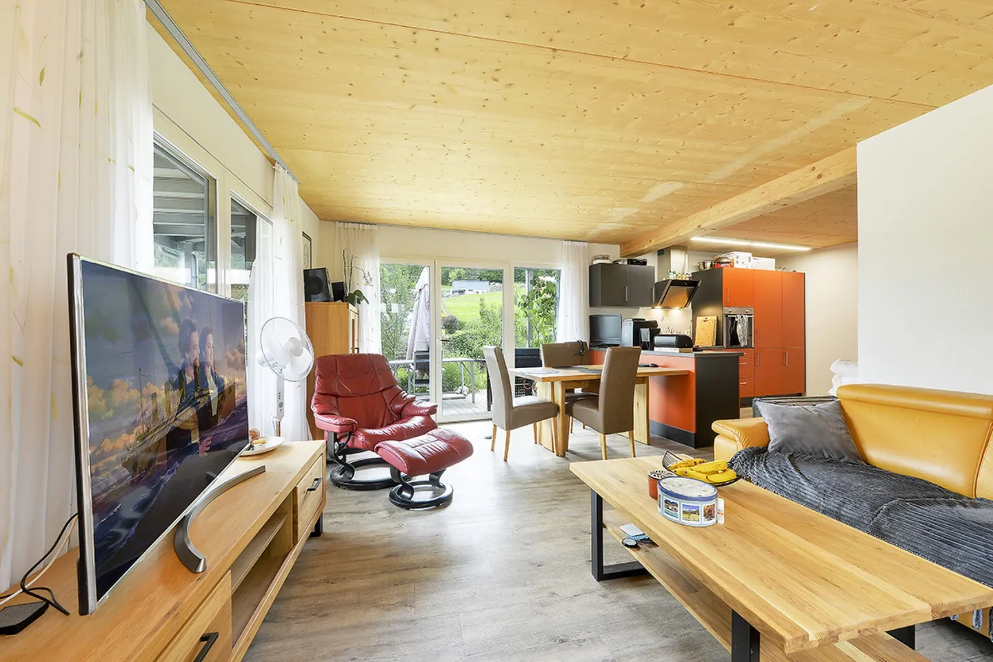 Detached and semi-detached house on a large plot for owner-occupation or as an investment property Copy - Photo 2 of 21