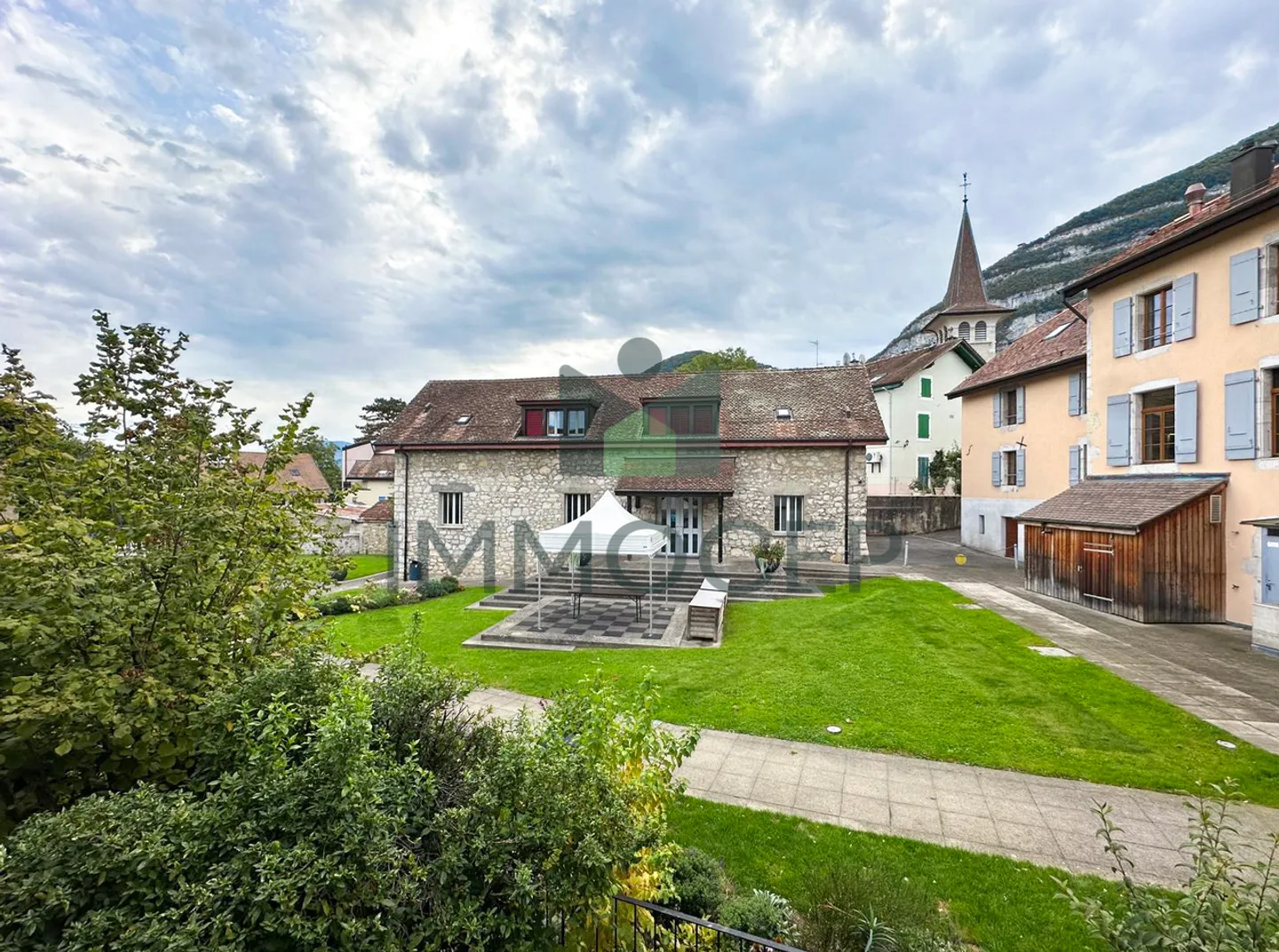 Exclusive and rare: Mixed-use building for investment in the center of Veyrier - Photo 2 of 7