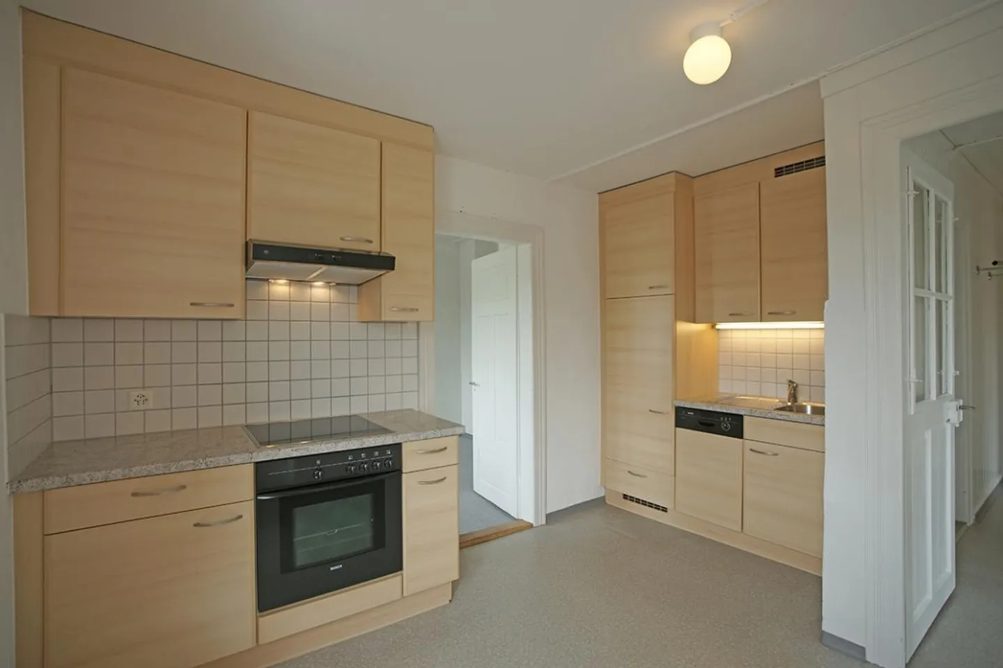 Belle appartement ancien de 4 pièces avec poste de gardien - Photo 2 sur 18