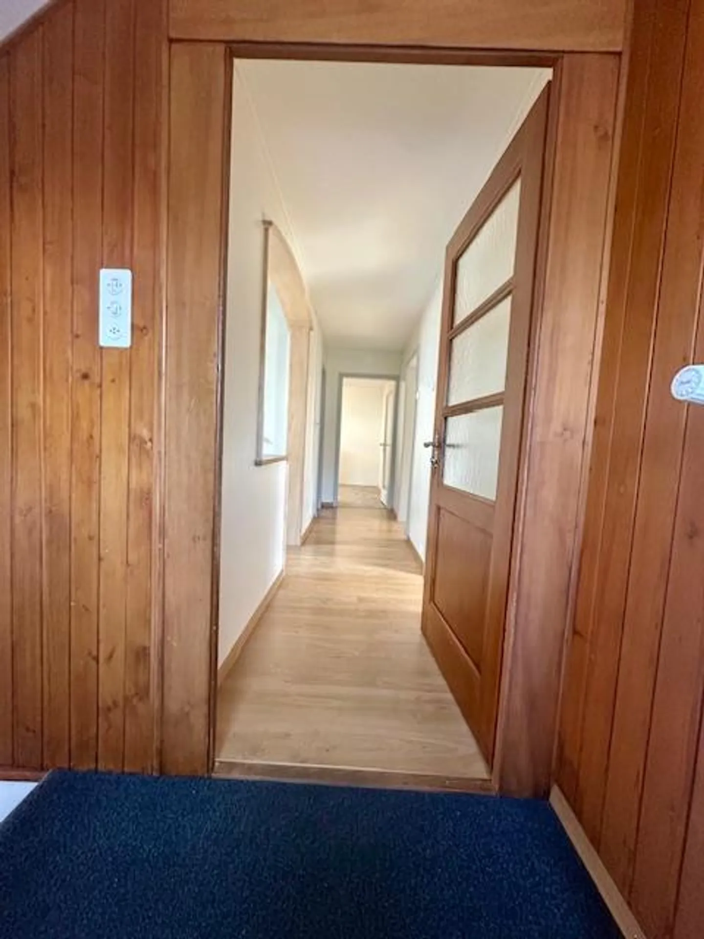 Moderno appartamento luminoso di 3,5 stanze con giardino e vista sulle montagne a Hünibach - Foto 5 di 23