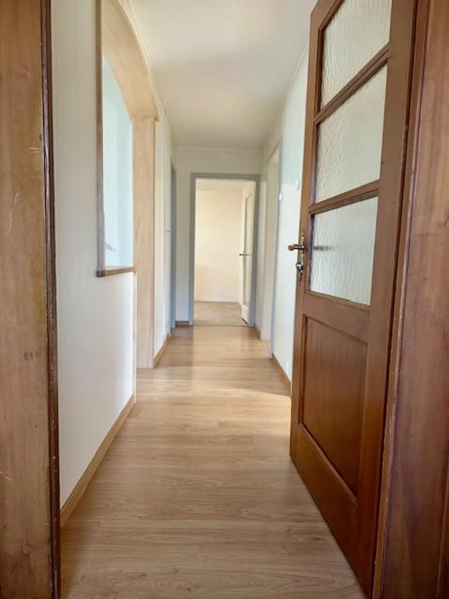 Moderno appartamento luminoso di 3,5 stanze con giardino e vista sulle montagne a Hünibach - Foto 6 di 23