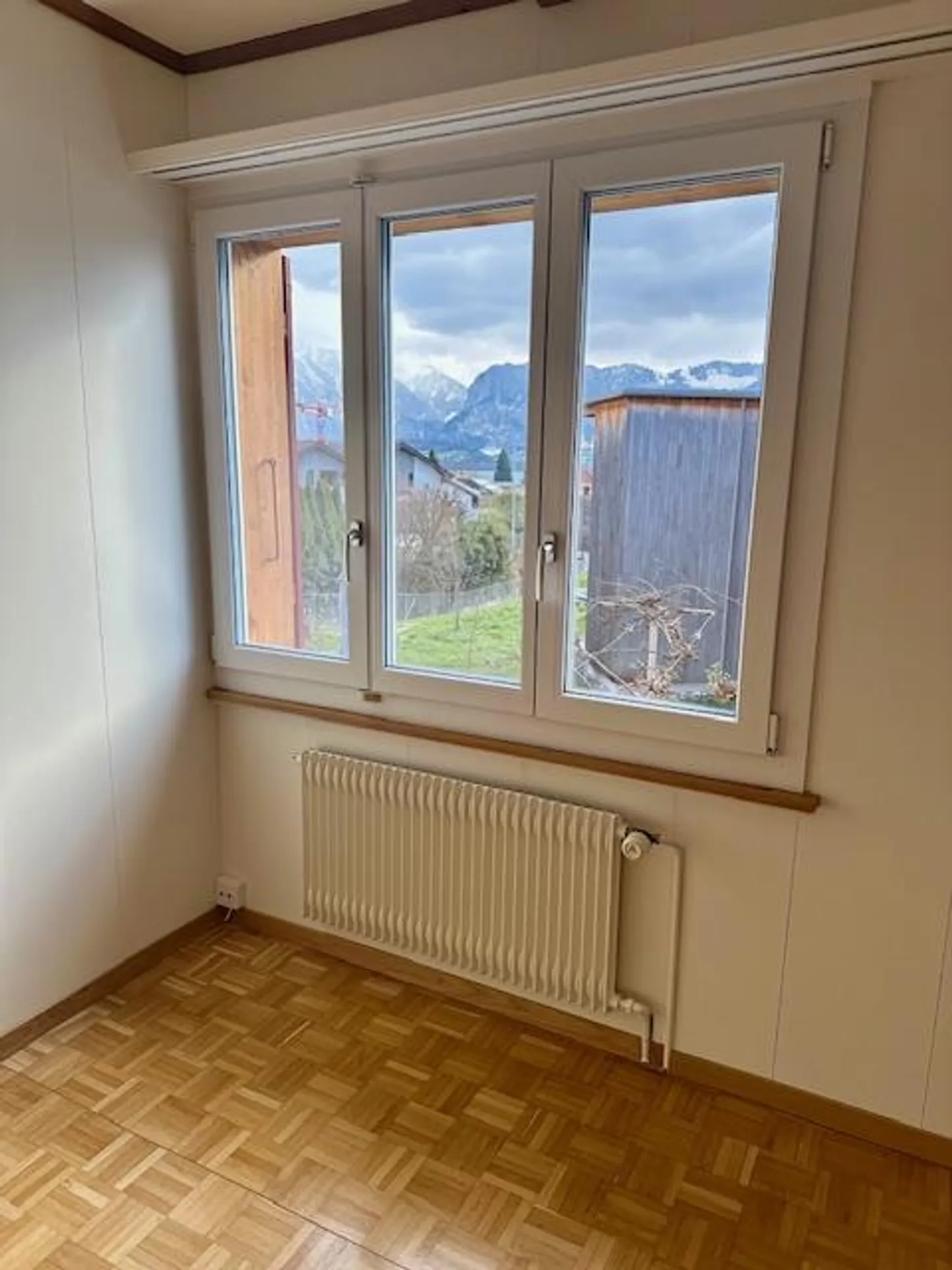 Moderno appartamento luminoso di 3,5 stanze con giardino e vista sulle montagne a Hünibach - Foto 8 di 23