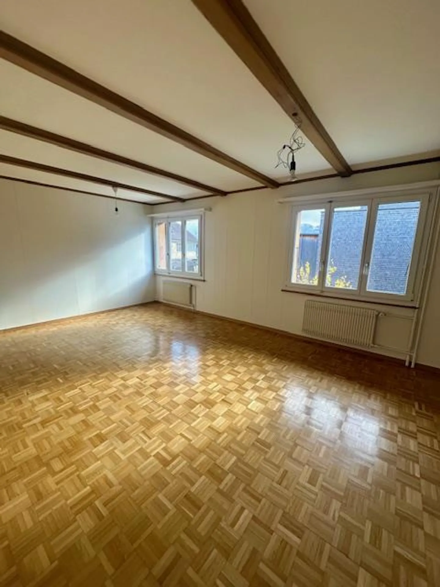 Moderno appartamento luminoso di 3,5 stanze con giardino e vista sulle montagne a Hünibach - Foto 9 di 23