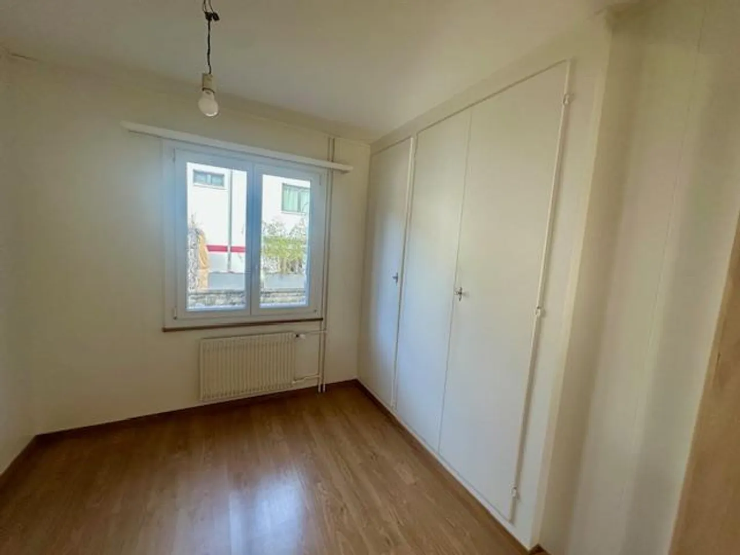 Moderno appartamento luminoso di 3,5 stanze con giardino e vista sulle montagne a Hünibach - Foto 14 di 23