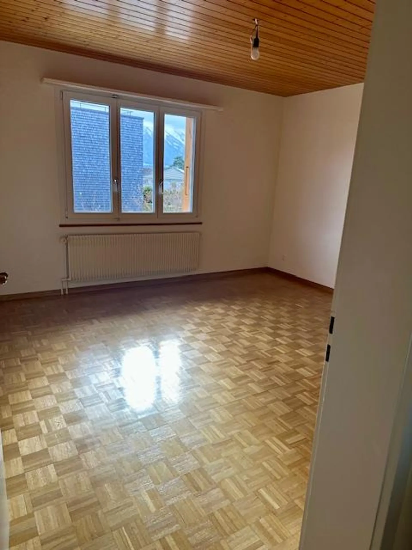 Moderno appartamento luminoso di 3,5 stanze con giardino e vista sulle montagne a Hünibach - Foto 15 di 23