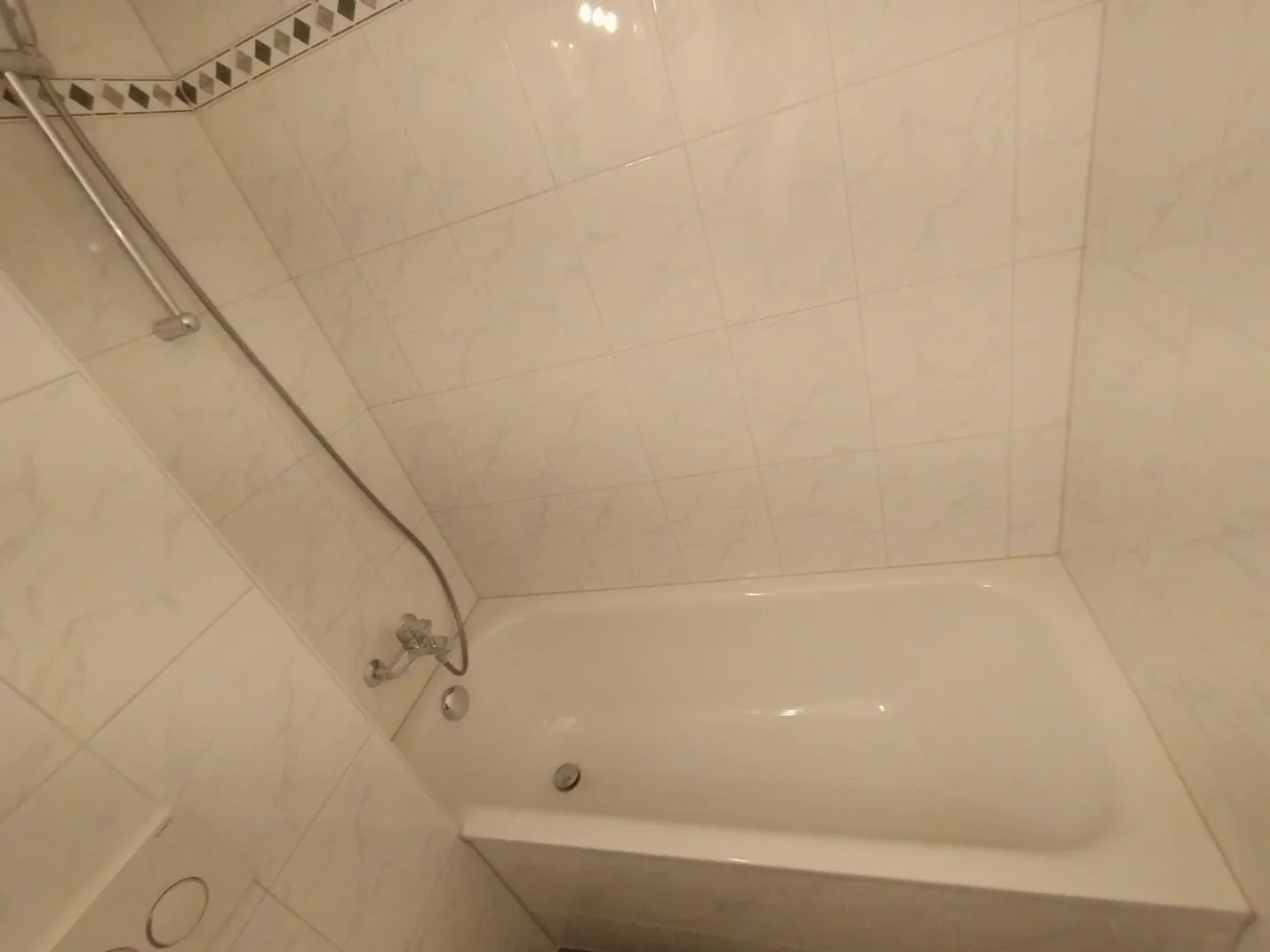 In the center of Malley, magnificent renovated apartment with balcony - Photo 12 of 12