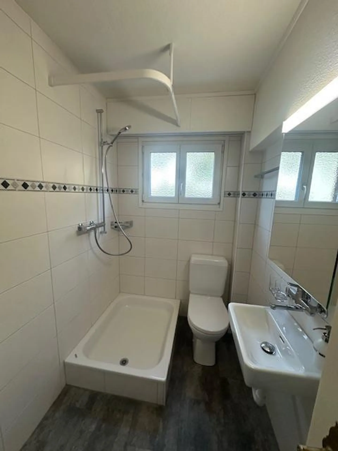 Moderno appartamento luminoso di 3,5 stanze con giardino e vista sulle montagne a Hünibach - Foto 17 di 23