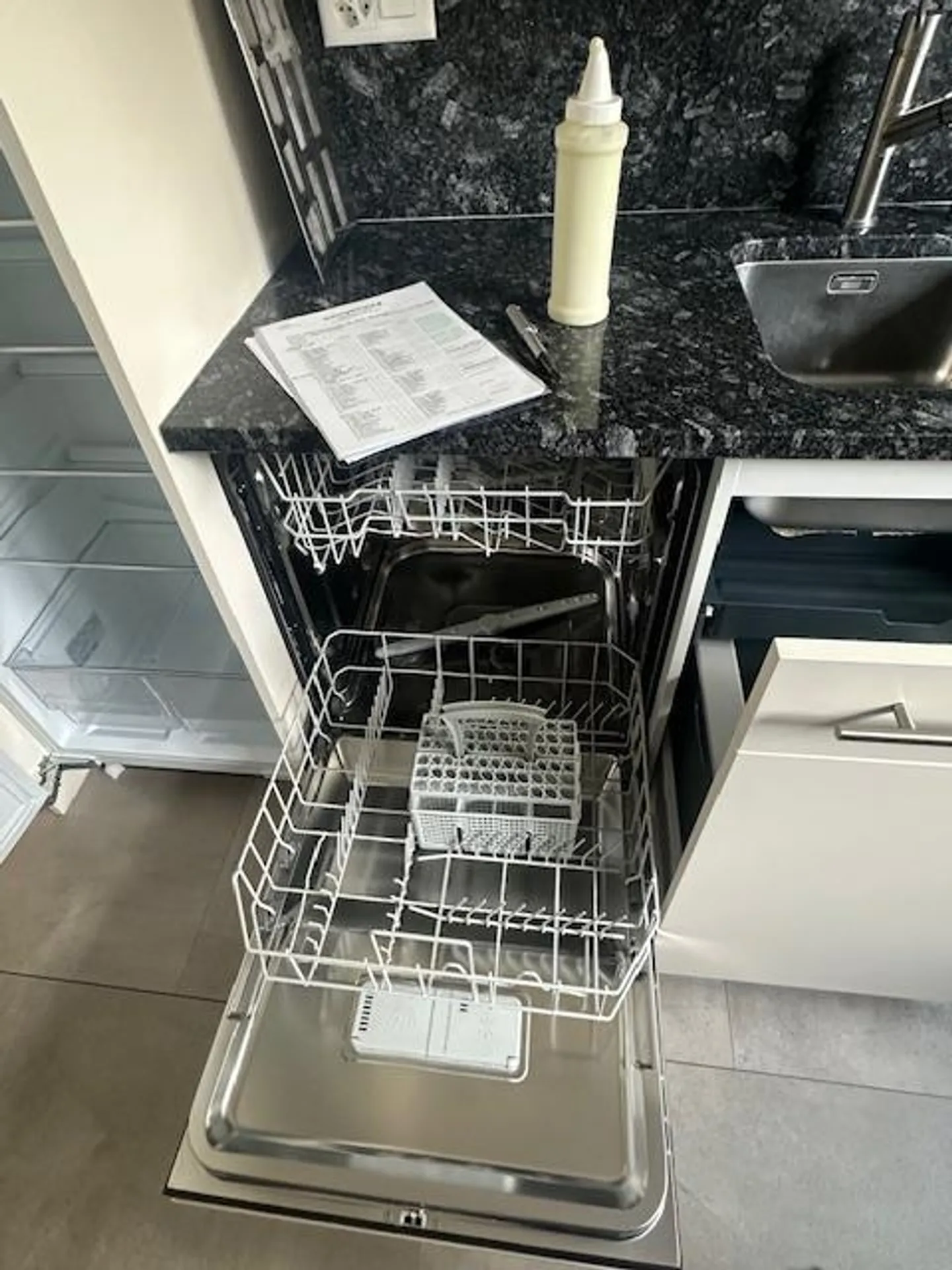 Moderno appartamento luminoso di 3,5 stanze con giardino e vista sulle montagne a Hünibach - Foto 18 di 23