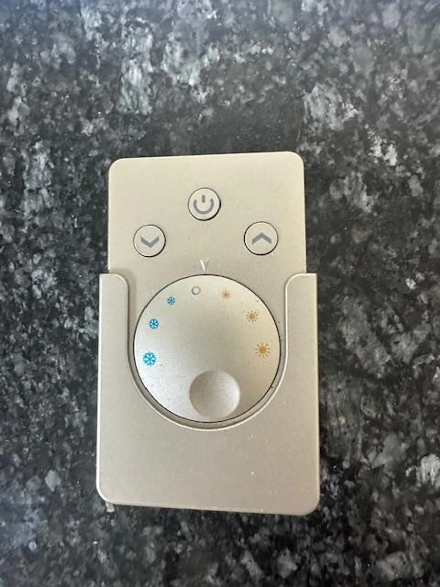 Moderno appartamento luminoso di 3,5 stanze con giardino e vista sulle montagne a Hünibach - Foto 20 di 23