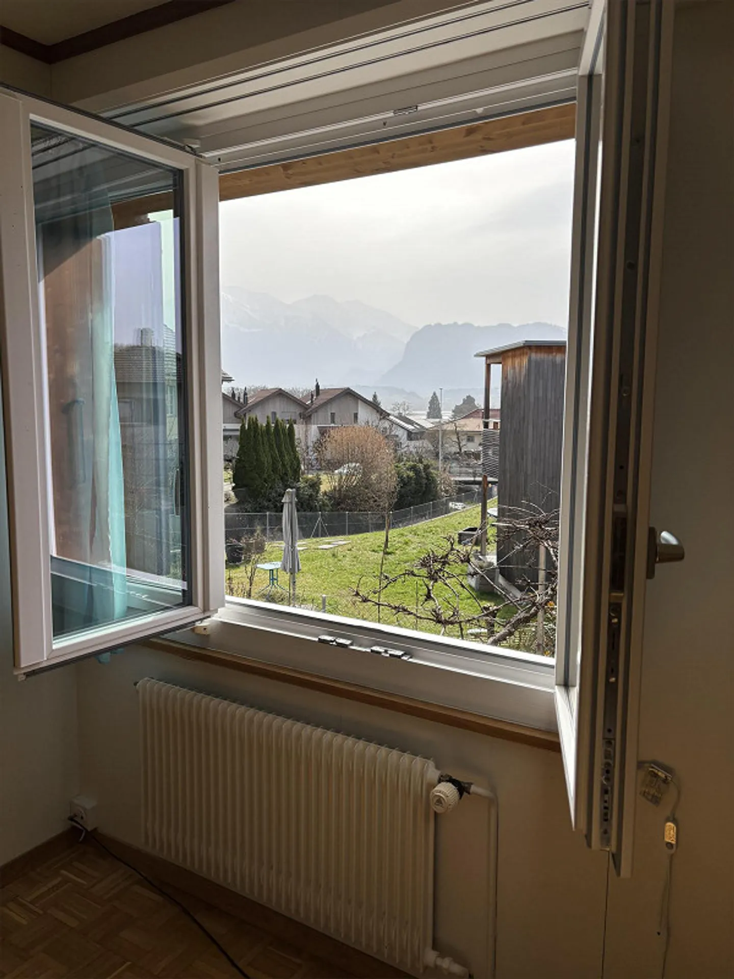 Moderno appartamento luminoso di 3,5 stanze con giardino e vista sulle montagne a Hünibach - Foto 22 di 23