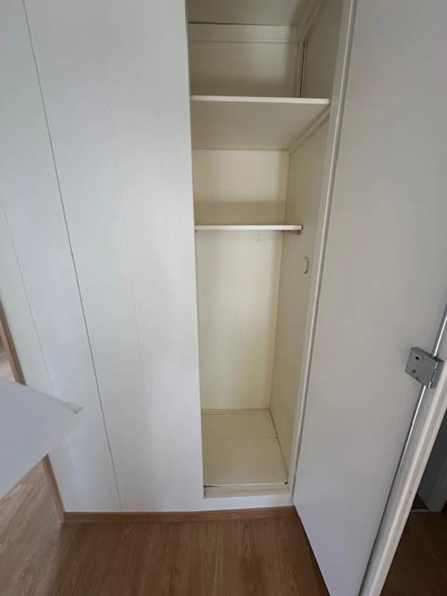 Moderno appartamento luminoso di 3,5 stanze con giardino e vista sulle montagne a Hünibach - Foto 21 di 23