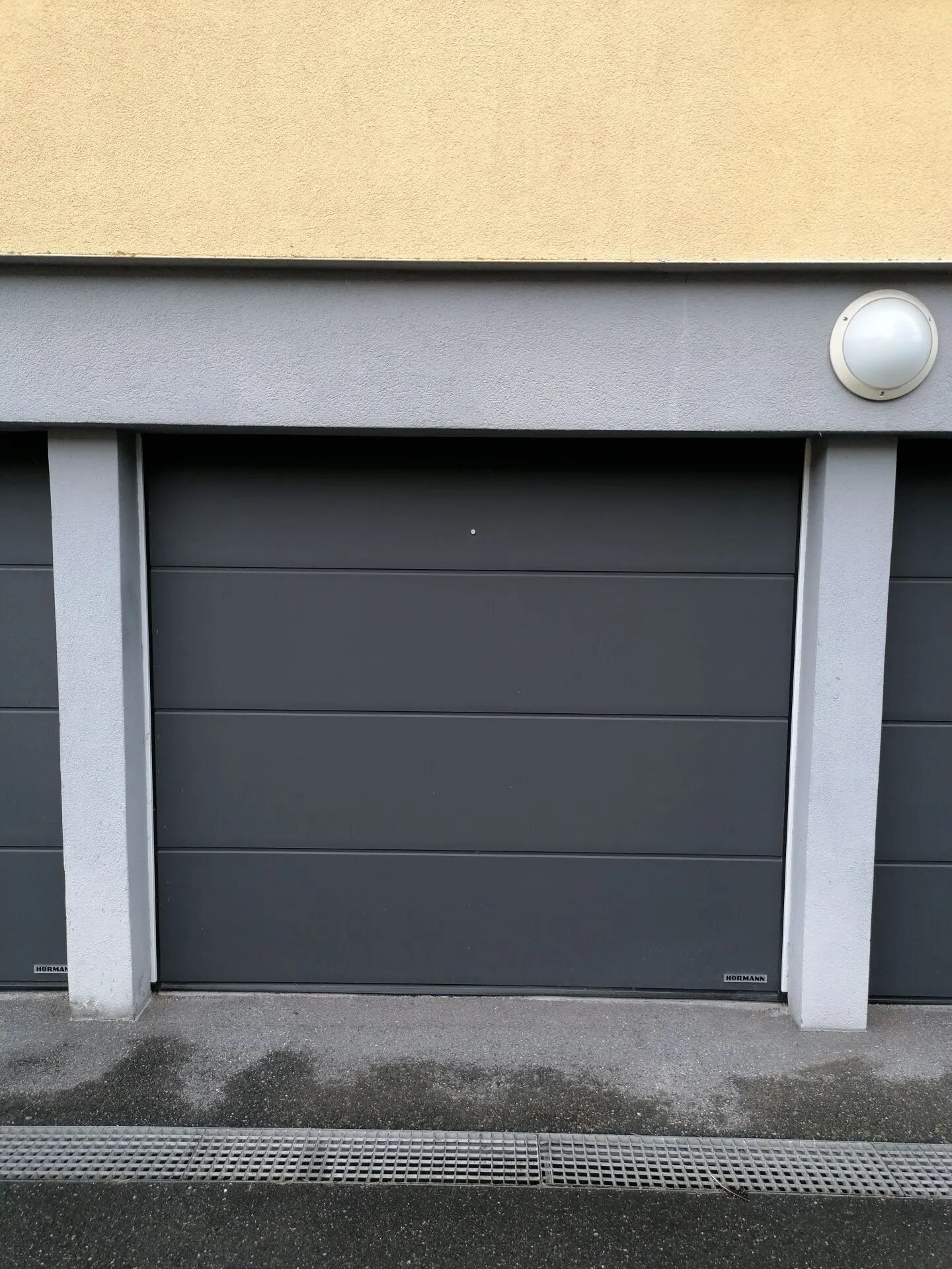 Posto auto in un piccolo garage con solo 4 veicoli - Foto 1 di 2