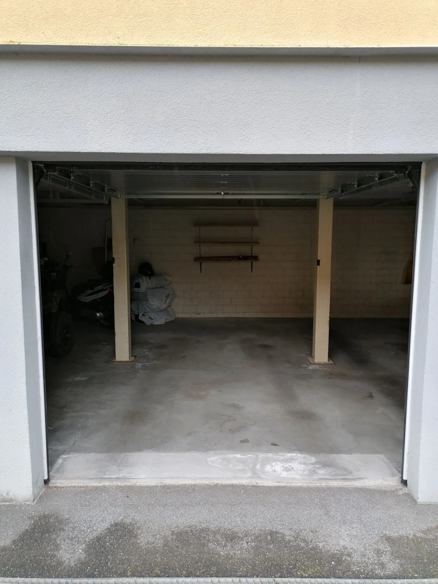 Posto auto in un piccolo garage con solo 4 veicoli - Foto 2 di 2