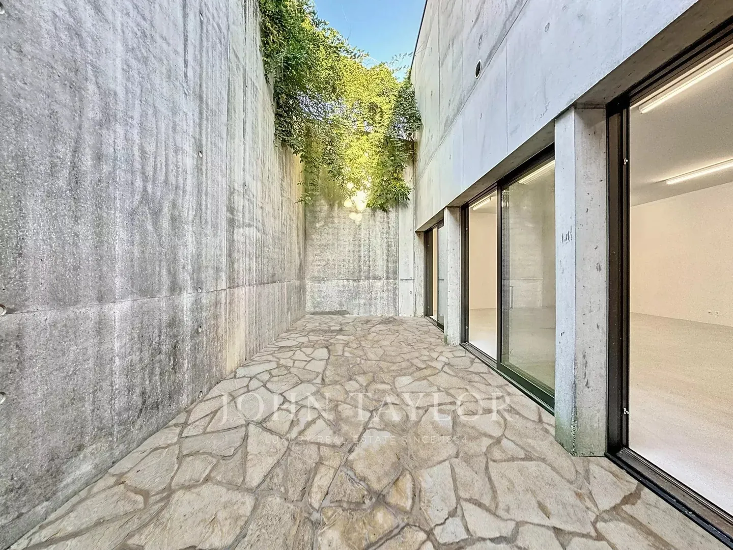 Extraordinary Architect Villa in Fully - Photo 15 of 17