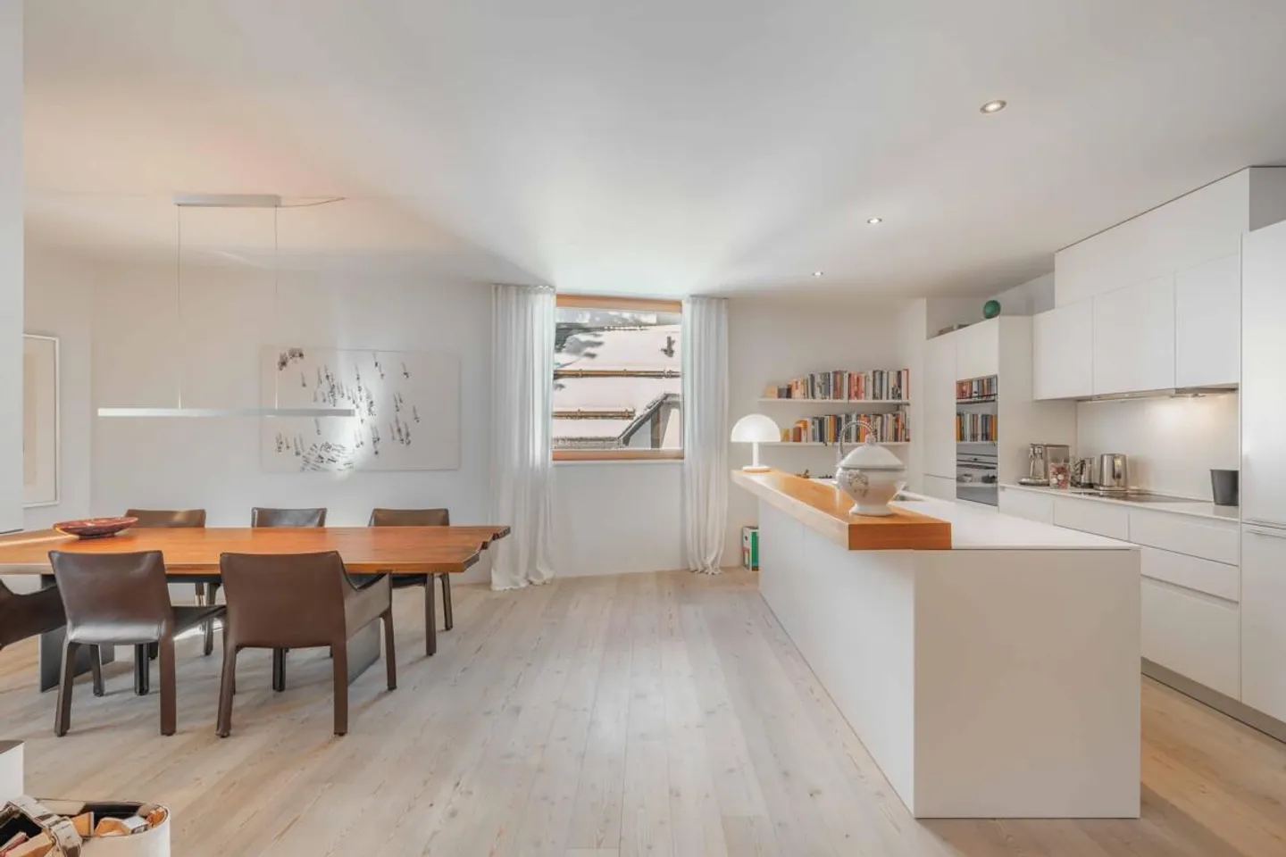 Central Apartment in Lenzerheide: Spacious and Ready to Move In - Photo 3 of 6