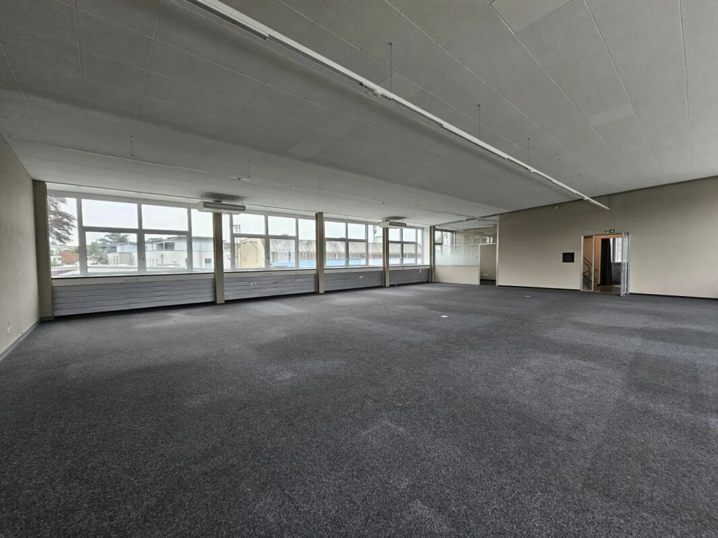 Espace commercial polyvalent dans un emplacement central - Photo 1 sur 4