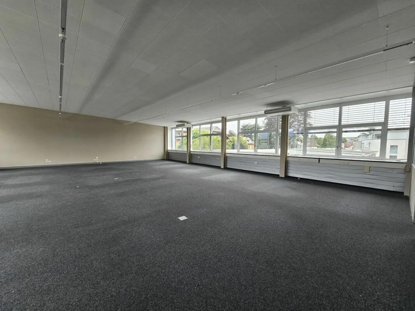 Espace commercial polyvalent dans un emplacement central - Photo 2 sur 4