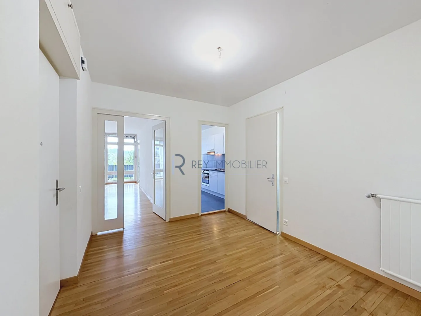 Exclusive! Crossing apartment with terrace - Photo 1 of 6