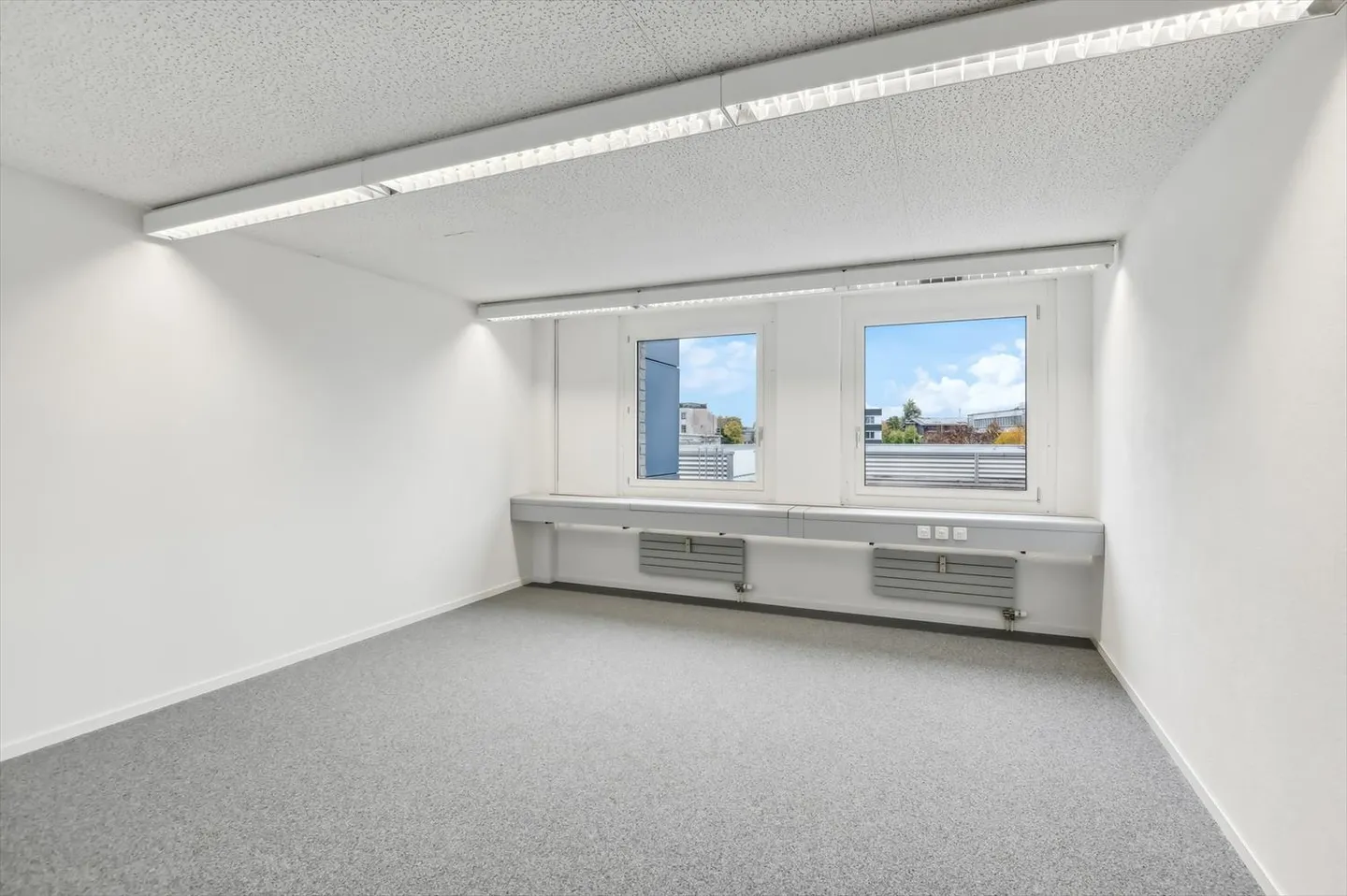 Bright small office in Steinhausen - Photo 2 of 3