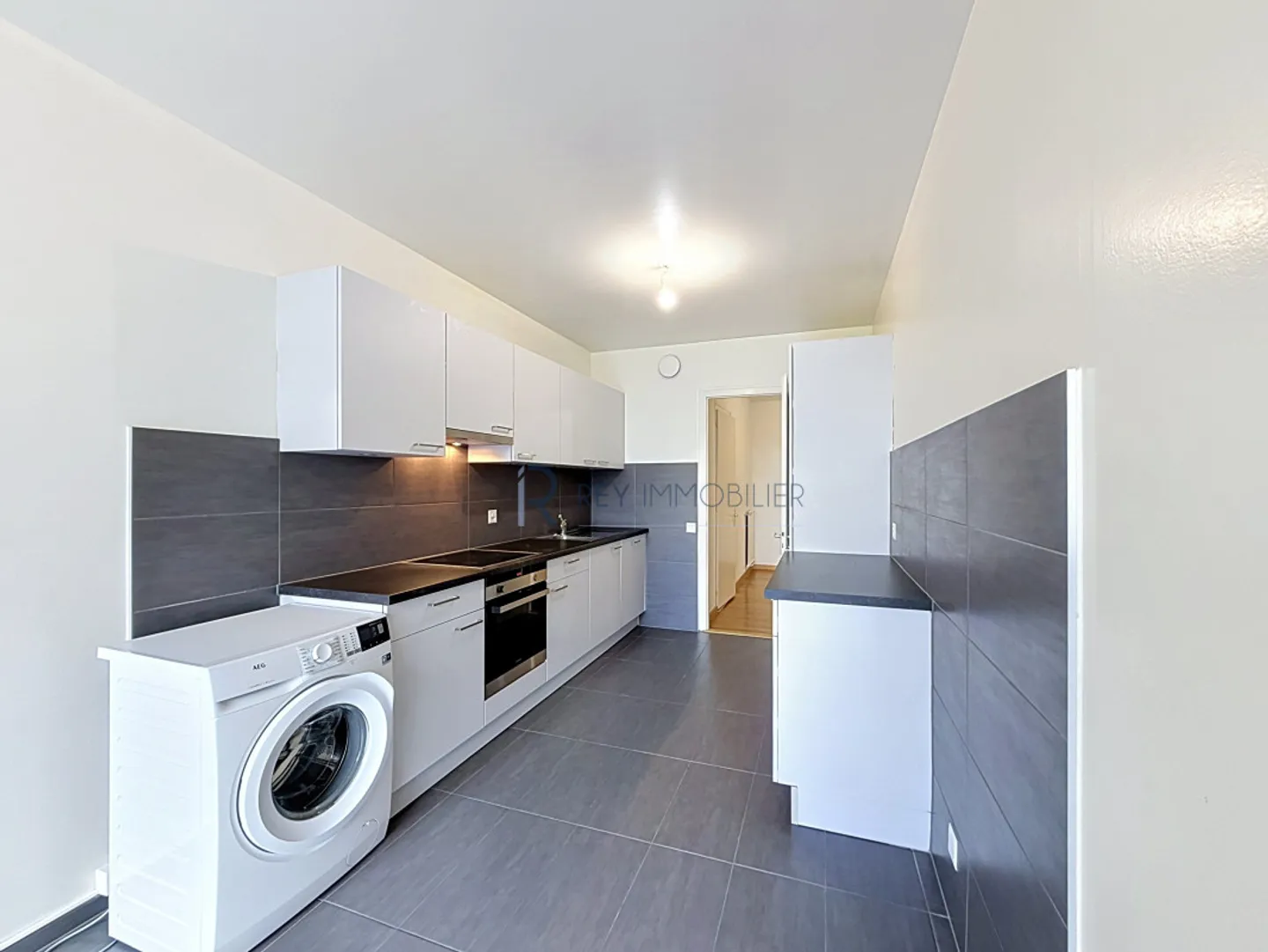 Exclusive! Crossing apartment with terrace - Photo 2 of 6