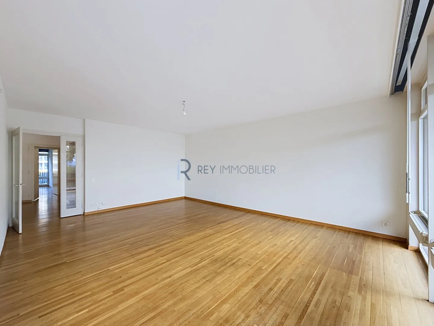 Exclusive! Crossing apartment with terrace - Photo 3 of 6
