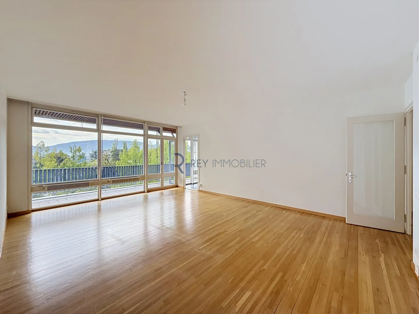 Exclusive! Crossing apartment with terrace - Photo 4 of 6