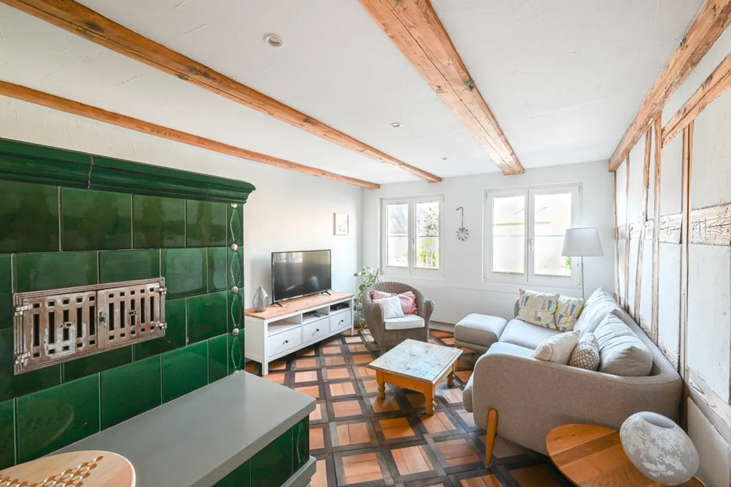 Vie spacieuse et bien entretenue avec histoire et potentiel - Photo 2 sur 7