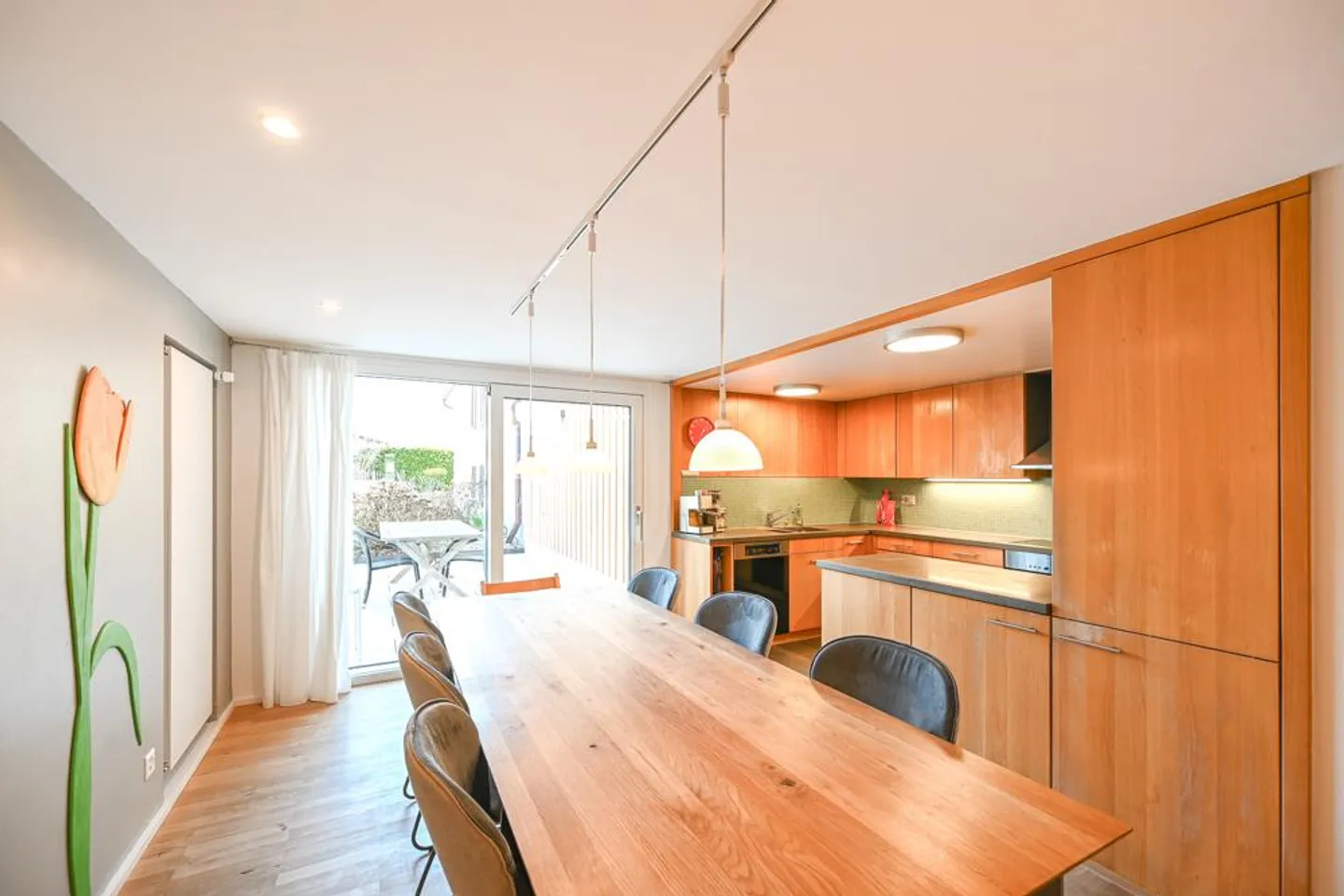 Vie spacieuse et bien entretenue avec histoire et potentiel - Photo 3 sur 7